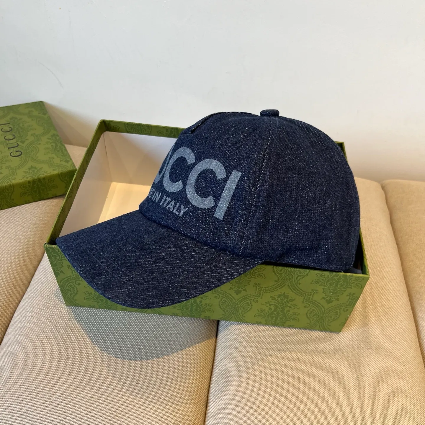 P60 Gucci Baseball Cap♥️GUCCI🧢New product from the official website, baseball cap, original quality, very popular 🔥🎩 The craftsmanship is very exquisite, high-end and classy! Low-key luxury, easy to carry! Running volume!