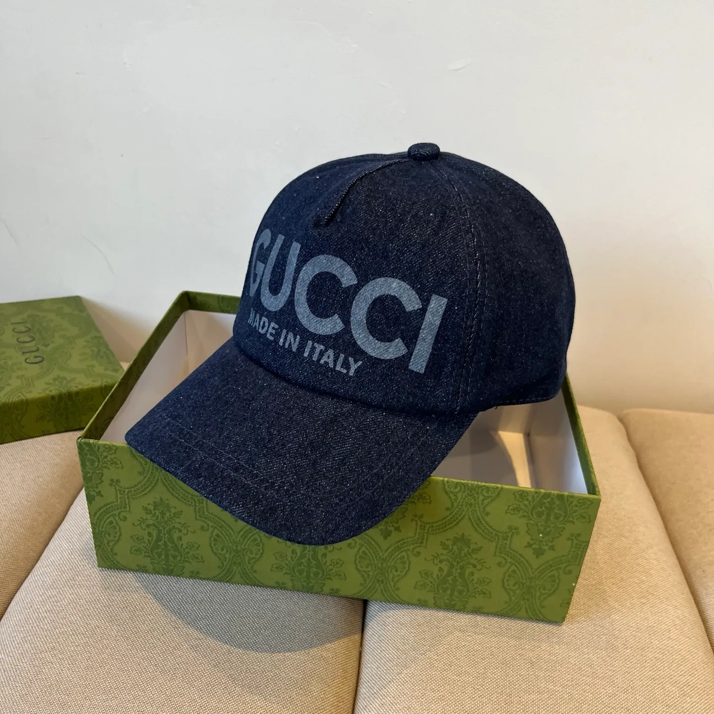 P60 Gucci Baseball Cap♥️GUCCI🧢New product from the official website, baseball cap, original quality, very popular 🔥🎩 The craftsmanship is very exquisite, high-end and classy! Low-key luxury, easy to carry! Running volume!