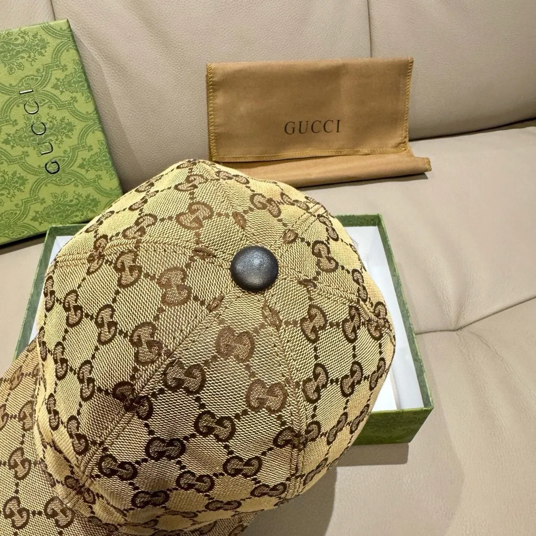 p90, the latest collaboration model of NY&Gucci (Gucci), original baseball cap, 1:1 mold customization, details comparable to those at the counter, original canvas fabric + first-layer cowhide, excellent quality! The first choice for handsome men and beautiful women, fashionable and versatile. The basic head circumference is 56cm, and the patch is adjustable.