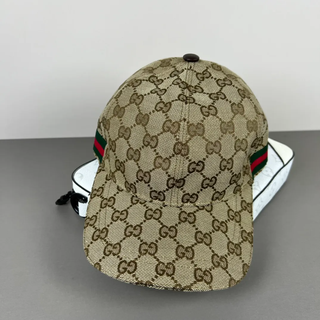 150💰Gucci (Gucci) new model original baseball cap, counter purchase quality 1:1 mold customization, genuine mold opening hardware, original canvas fabric + first-layer cowhide, original factory quality! The quality is great and the patch is adjustable. Accurate matching, perfect integration of details and craftsmanship!