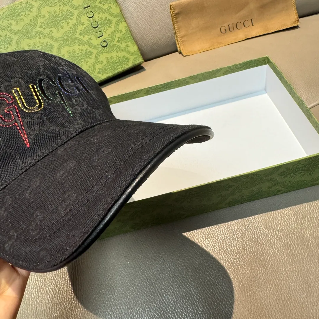 P90, Gucci's new original baseball cap, artistic word embroidery, 1:1 mold customization, heavy embroidery, details comparable to those at counters, original canvas fabric + first-layer cowhide, pure cotton lining, great quality! The first choice for handsome men and beautiful women, fashionable and versatile. Basic head circumference 56, adjustable patch