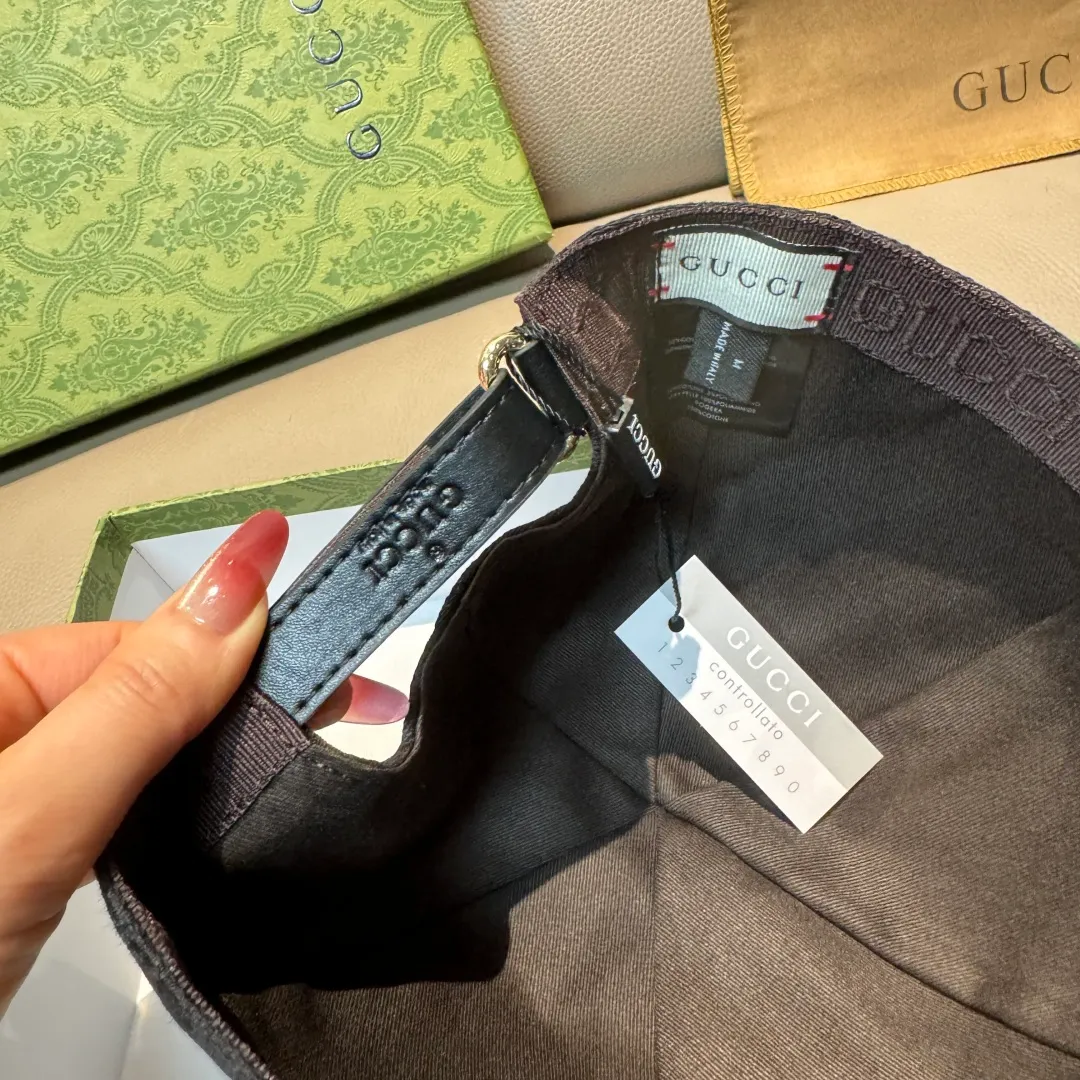 P90, Gucci's new original baseball cap, artistic word embroidery, 1:1 mold customization, heavy embroidery, details comparable to those at counters, original canvas fabric + first-layer cowhide, pure cotton lining, great quality! The first choice for handsome men and beautiful women, fashionable and versatile. Basic head circumference 56, adjustable patch