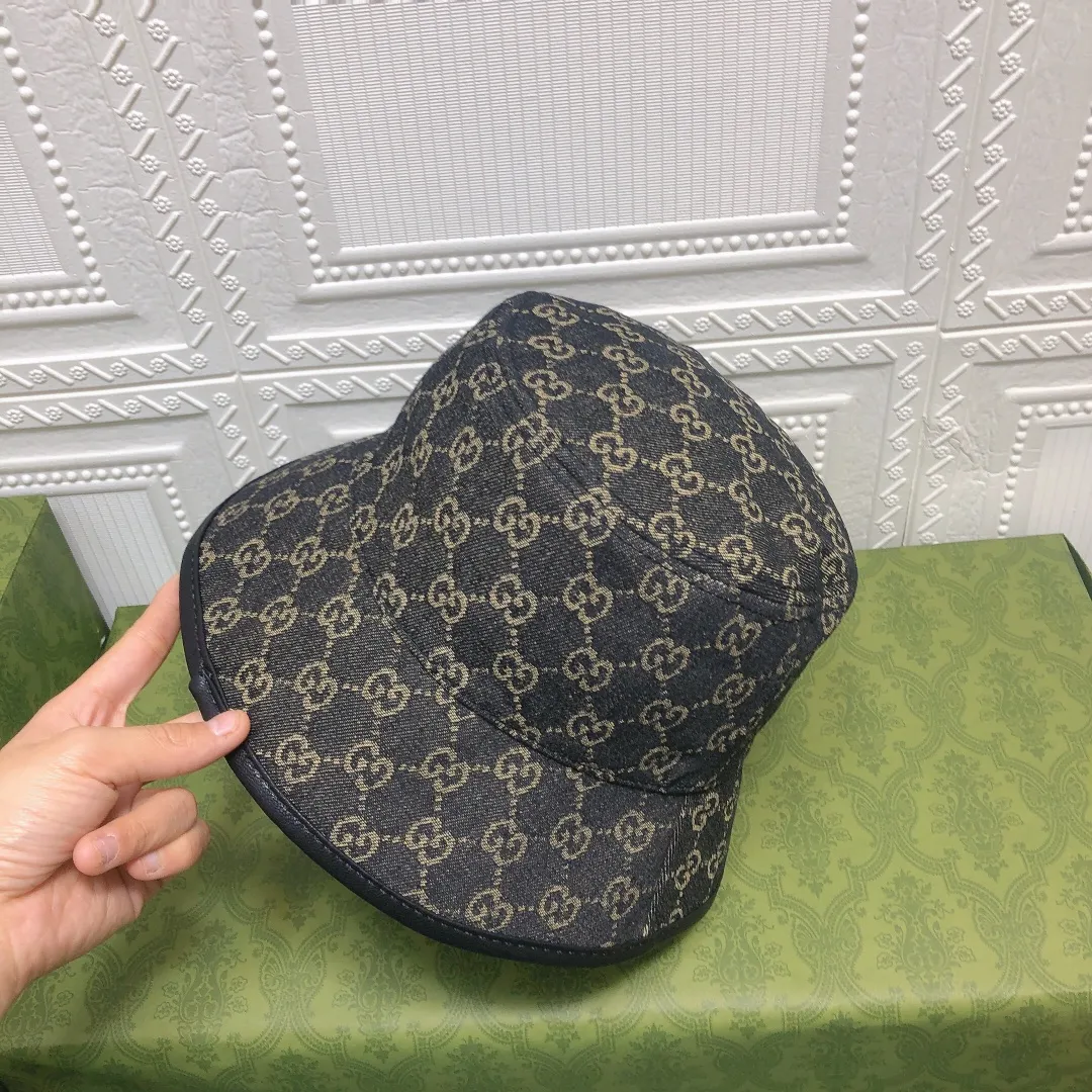 💰90 GUCCI Gucci’s new fisherman hat is a perfect interpretation of the sweet and cool style. I love it so much❤️ The top is sexy and handsome. Both are online! No girl can refuse