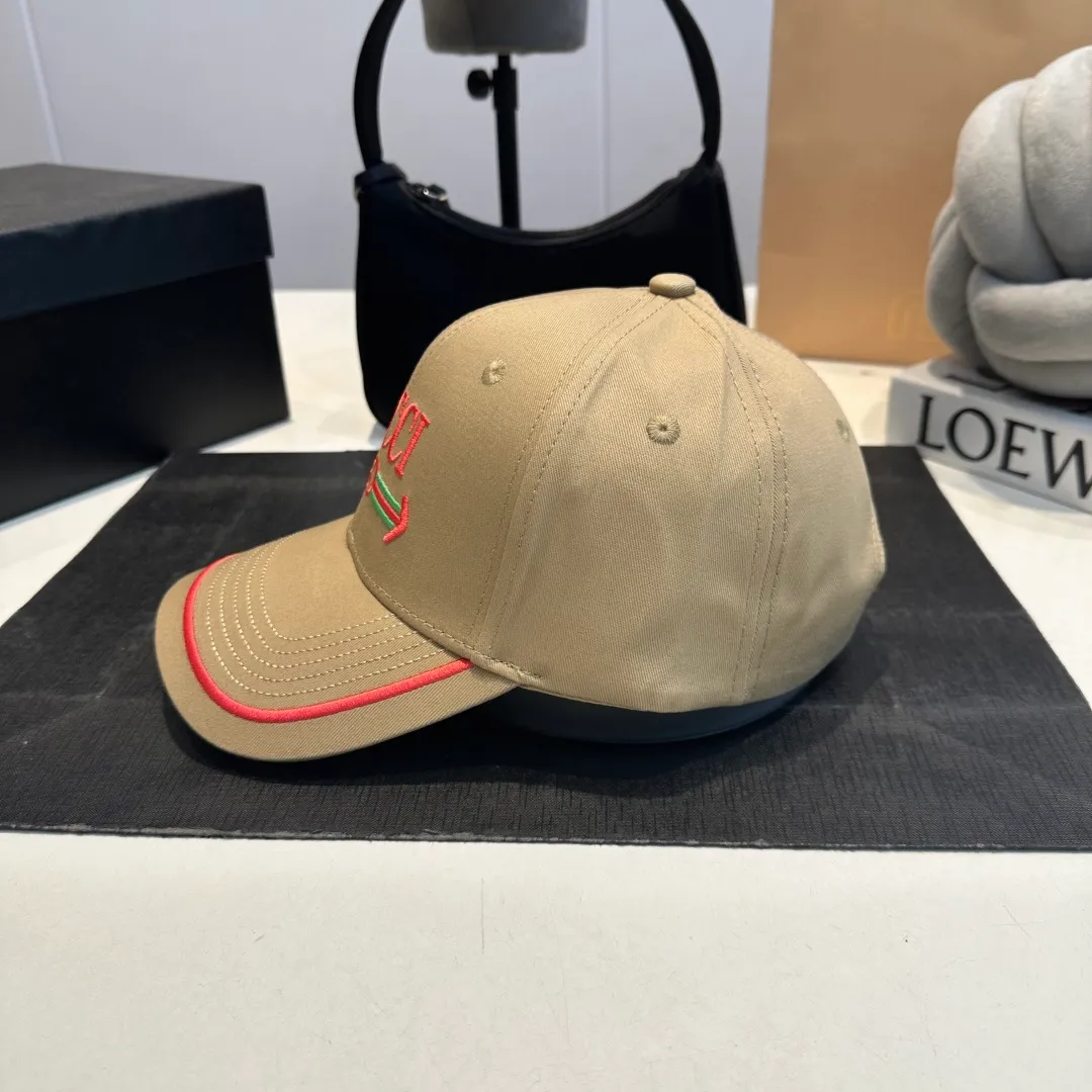 P56 Gucci Baseball Cap GUCCI official website new product, baseball cap, original quality is very popular, the workmanship is very exquisite, high-end atmosphere and class! Low-key luxury, easy to carry! Running volume!