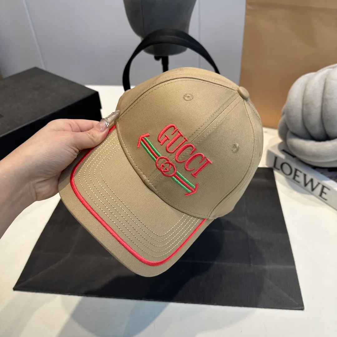P56 Gucci Baseball Cap GUCCI official website new product, baseball cap, original quality is very popular, the workmanship is very exquisite, high-end atmosphere and class! Low-key luxury, easy to carry! Running volume!