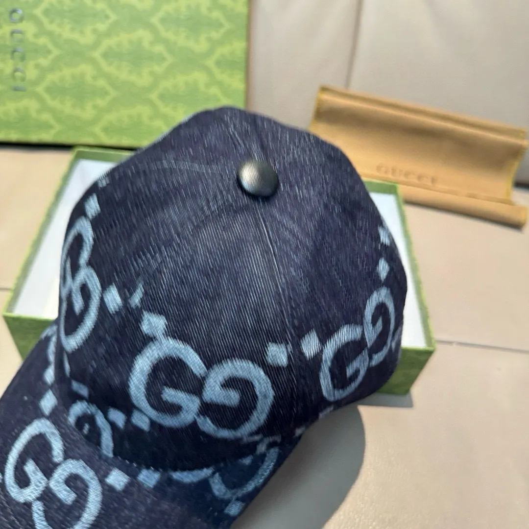 p90., Gucci Gucci’s new original baseball cap, large double G, 1:1 mold opening and customization at the counter, perfect matching pattern, original canvas fabric + first-layer cowhide, light and breathable! The basic head circumference is 56cm, and the patch is adjustable.