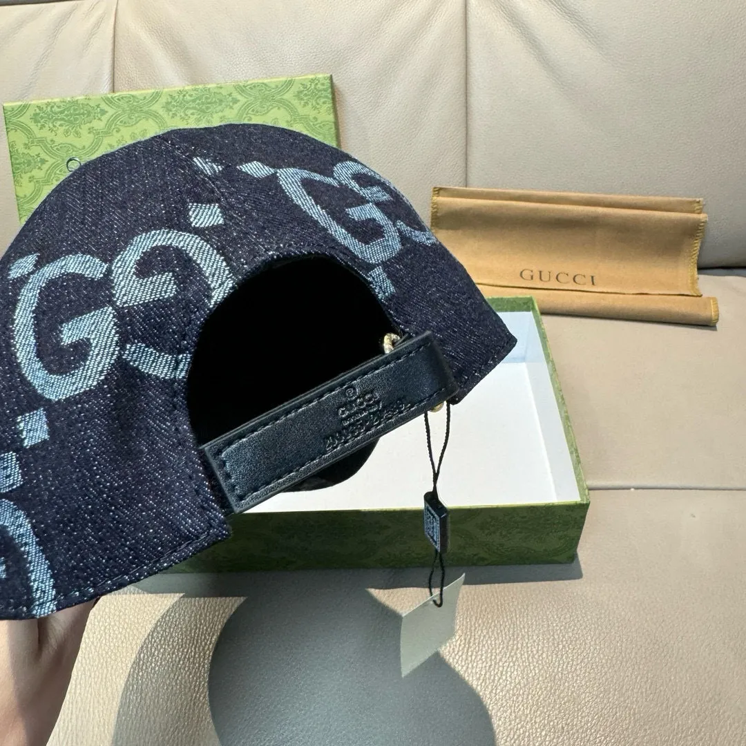 p90., Gucci Gucci’s new original baseball cap, large double G, 1:1 mold opening and customization at the counter, perfect matching pattern, original canvas fabric + first-layer cowhide, light and breathable! The basic head circumference is 56cm, and the patch is adjustable.