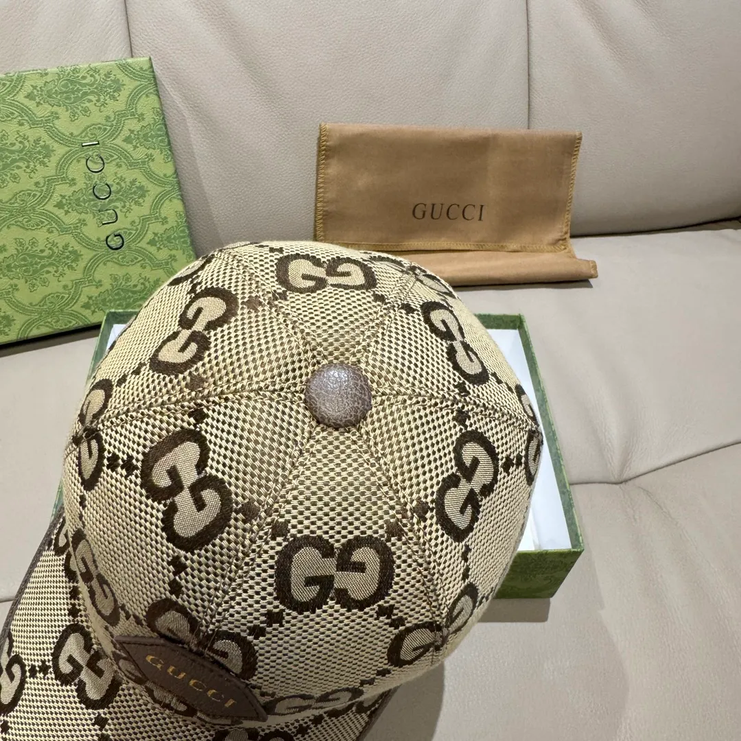 P90, Gucci (Gucci) new original baseball cap, Gucci hot stamping, the latest model at the counter, 1:1 custom mold opening, genuine mold opening, original canvas fabric + first layer of cowhide, original quality! The quality is great, the basic head circumference is 56cm, and the patch is adjustable.