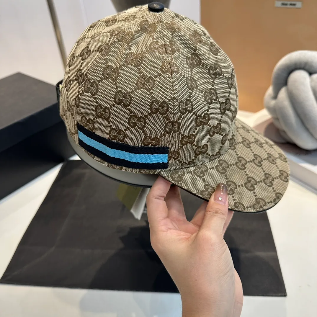 P240 GUCCI Gucci baseball cap, the craftsmanship is very exquisite, high-end and classy! Low-key luxury, easy to carry! The best-selling model in the counter, dark pattern small pair G, 1:1 mold opening and customization, waterproof fabric, pure cotton lining, light and breathable. Perfect fit, accurate alignment, each leather buckle has a different code, cow leather adjustment buckle, exclusive real shot, suitable for men and women.
