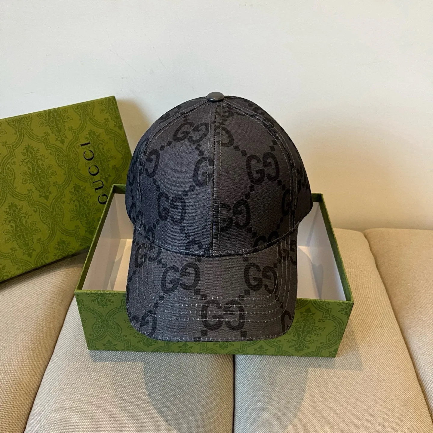 P60 Gucci Baseball Cap♥️GUCCI🧢New product from the official website, baseball cap, original quality, very popular 🔥🎩 The craftsmanship is very exquisite, high-end and classy! Low-key luxury, easy to carry! Running volume!