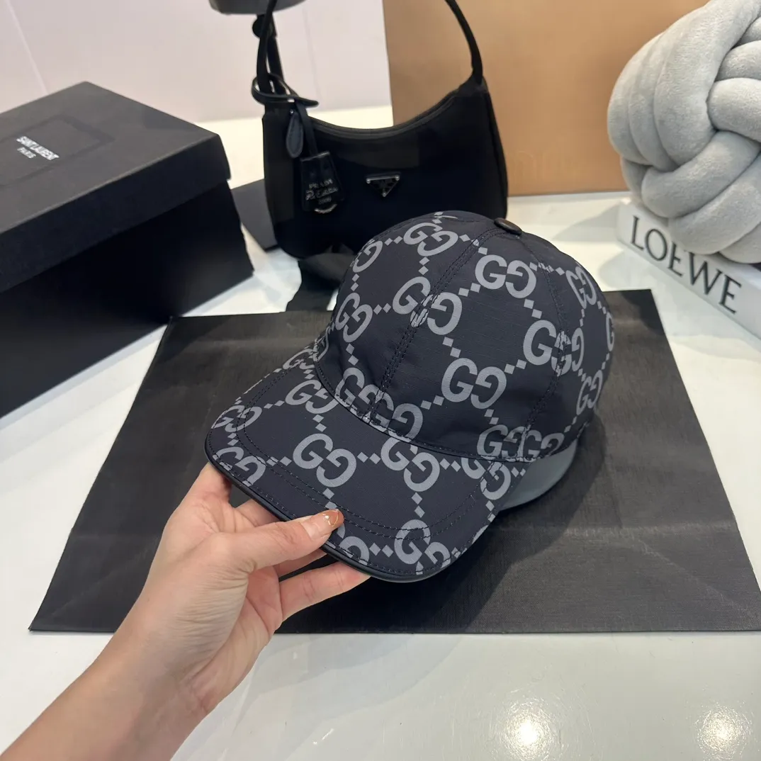 P80 Gucci (Gucci) new spring and summer original baseball cap, logo webbing, 1:1 mold customization, original canvas fabric + first-layer cowhide, popular purchasing agent, versatile style for men and women, great quality! The basic head circumference is 56cm, and the patch is adjustable.