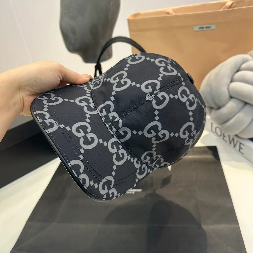 P80 Gucci (Gucci) new spring and summer original baseball cap, logo webbing, 1:1 mold customization, original canvas fabric + first-layer cowhide, popular purchasing agent, versatile style for men and women, great quality! The basic head circumference is 56cm, and the patch is adjustable.