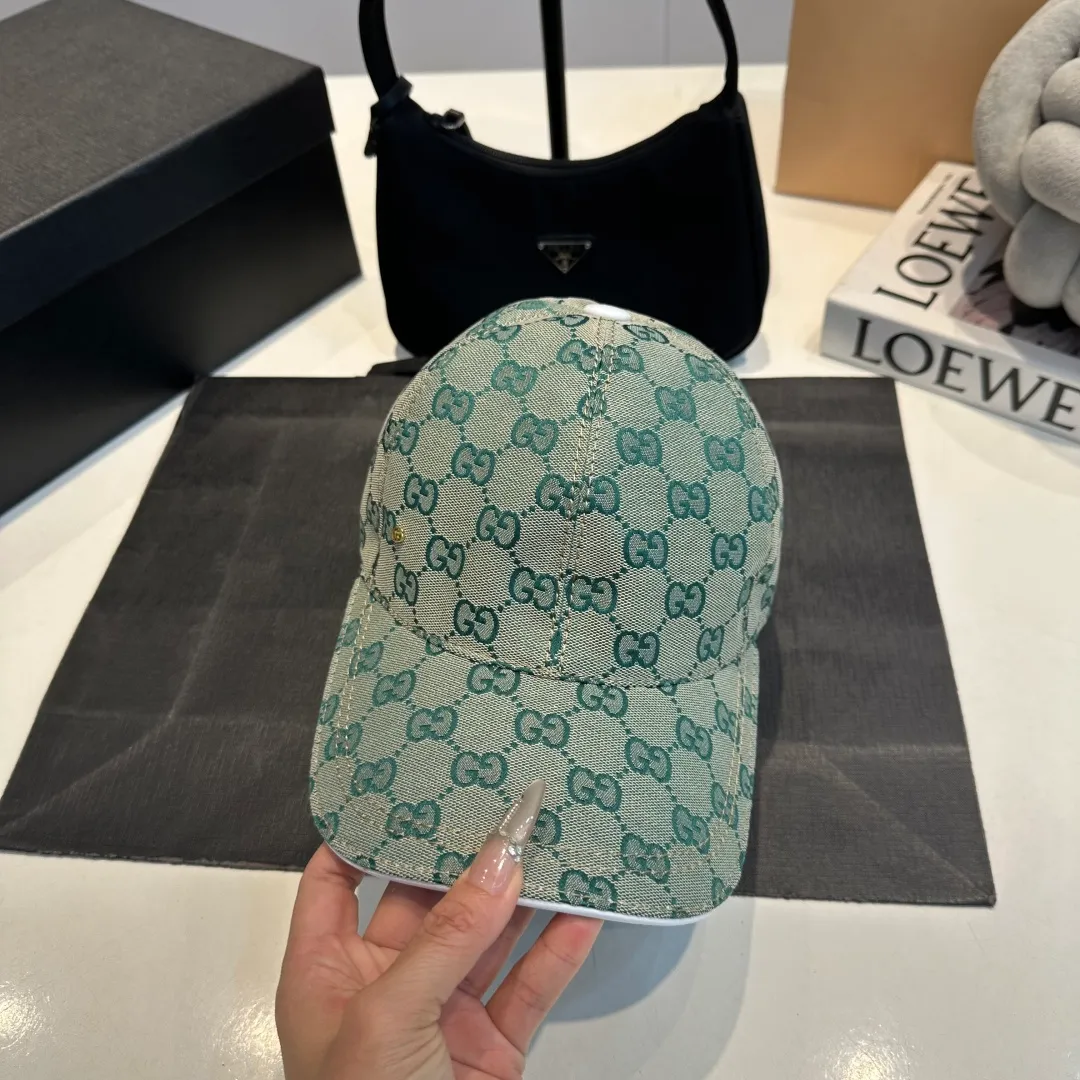 P90 Gucci (Gucci) new original baseball cap, metal small double G, the latest model at the counter, 1:1 mold opening and customization, genuine mold opening hardware, original canvas fabric + first layer of cowhide, original quality! The quality is great, the basic head circumference is 56cm, and the patch is adjustable.