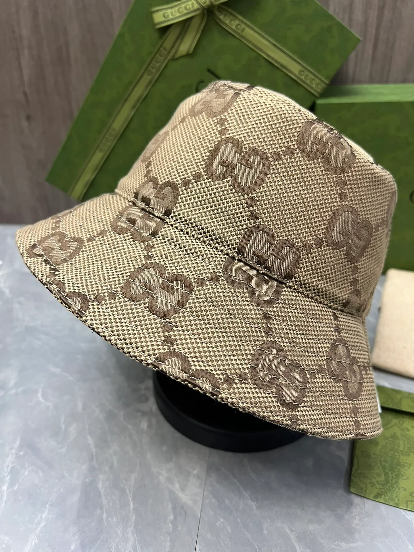 p 35 GU This bucket hat is one of the new accessories and ready-to-wear series launched in early autumn. It is made of recyclable materials and accessories to fulfill the brand's consistent commitment to sustainable development. The Gucci Off The Grid series is one of the Gucci Circular Lines series. This product line was originally designed to support the brand's corporate vision of vigorously developing circular production. Adhering to the design concept of environmental protection, made of ECONYL®, a nylon fabric made of recyclable renewable materials, black leather piping, lined, complete with new counter packaging 2016120