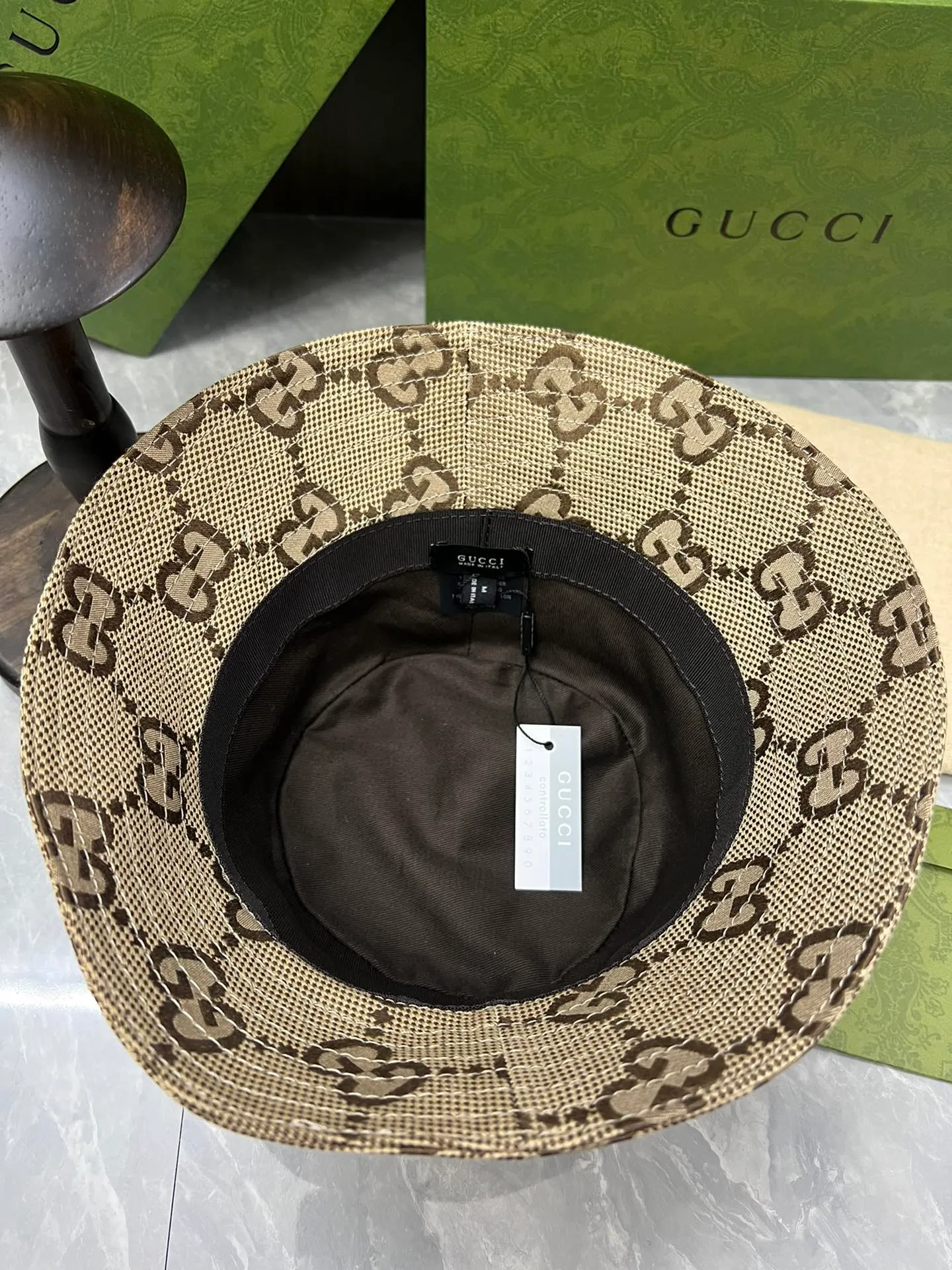 p 35 GU This bucket hat is one of the new accessories and ready-to-wear series launched in early autumn. It is made of recyclable materials and accessories to fulfill the brand's consistent commitment to sustainable development. The Gucci Off The Grid series is one of the Gucci Circular Lines series. This product line was originally designed to support the brand's corporate vision of vigorously developing circular production. Adhering to the design concept of environmental protection, made of ECONYL®, a nylon fabric made of recyclable renewable materials, black leather piping, lined, complete with new counter packaging 2016120