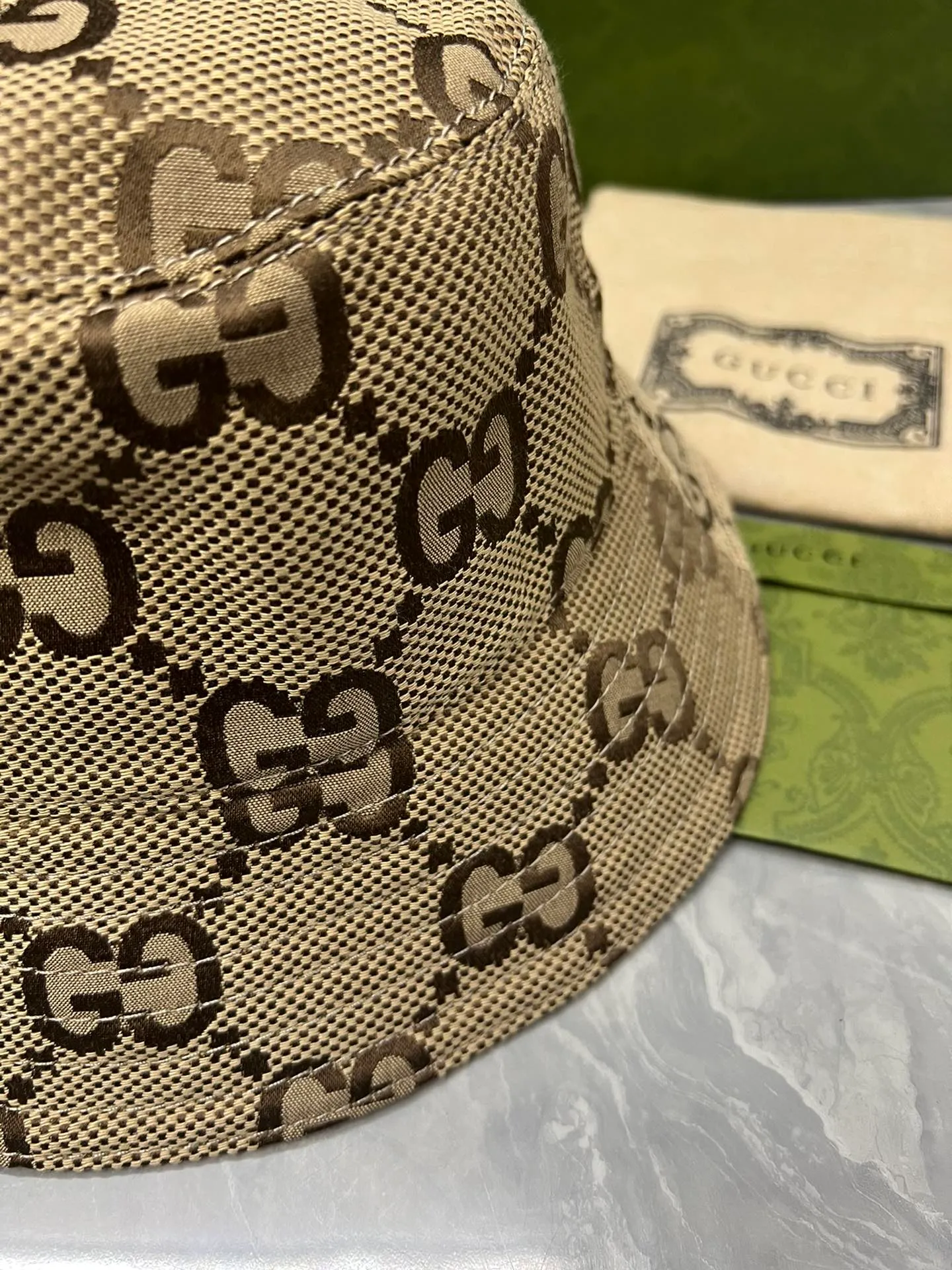 p 35 GU This bucket hat is one of the new accessories and ready-to-wear series launched in early autumn. It is made of recyclable materials and accessories to fulfill the brand's consistent commitment to sustainable development. The Gucci Off The Grid series is one of the Gucci Circular Lines series. This product line was originally designed to support the brand's corporate vision of vigorously developing circular production. Adhering to the design concept of environmental protection, made of ECONYL®, a nylon fabric made of recyclable renewable materials, black leather piping, lined, complete with new counter packaging 2016120