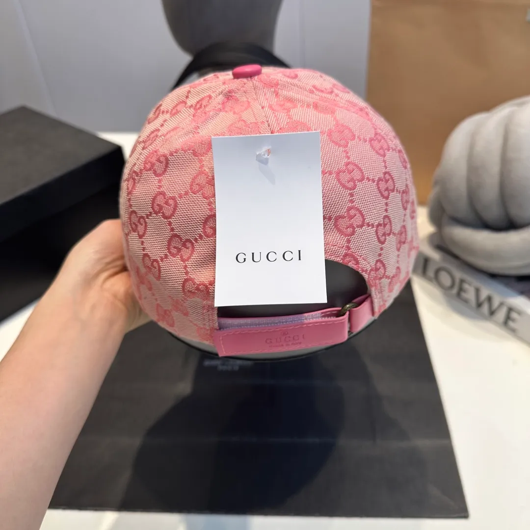 P56 Gucci Baseball Cap♥️GUCCI🧢New product from the official website, baseball cap, original quality, hot arrival 🔥🎩 The craftsmanship is very exquisite, high-end and classy! Low-key luxury, easy to carry! Running volume!