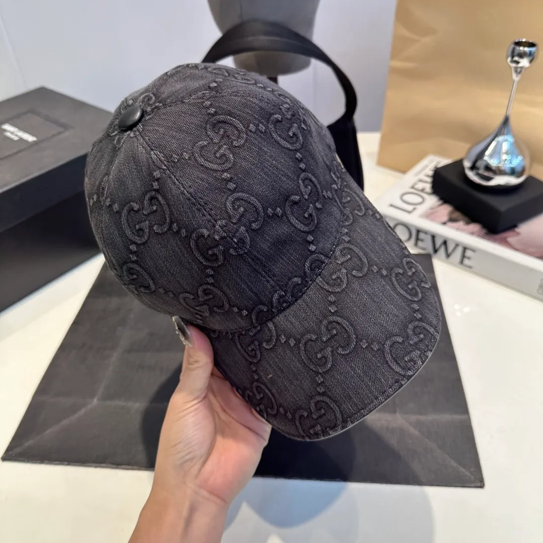 P900,000 classic model is shipped in new colors! Gucci (Gucci) classic original baseball cap 😍😍Customized at the 1:1 counter mold, the highest version, original canvas + first-layer cowhide, light and breathable! Photographed in real life, suitable for men and women in all seasons, basic head circumference 56cm, adjustable patches.