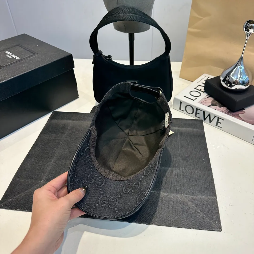 P900,000 classic model is shipped in new colors! Gucci (Gucci) classic original baseball cap 😍😍Customized at the 1:1 counter mold, the highest version, original canvas + first-layer cowhide, light and breathable! Photographed in real life, suitable for men and women in all seasons, basic head circumference 56cm, adjustable patches.