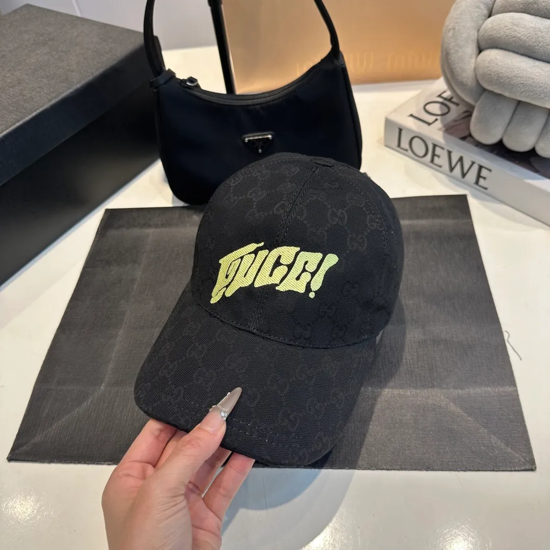 P90 Gucci new original baseball cap, double G jacquard, 1:1 mold opening and customization at the counter, perfect pattern, original canvas fabric + first layer of cowhide, light and breathable! The basic head circumference is 56cm, and the patch is adjustable.