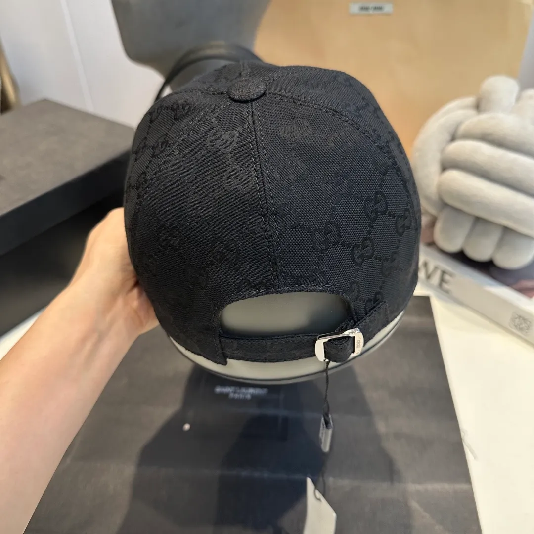 P90 Gucci new original baseball cap, double G jacquard, 1:1 mold opening and customization at the counter, perfect pattern, original canvas fabric + first layer of cowhide, light and breathable! The basic head circumference is 56cm, and the patch is adjustable.