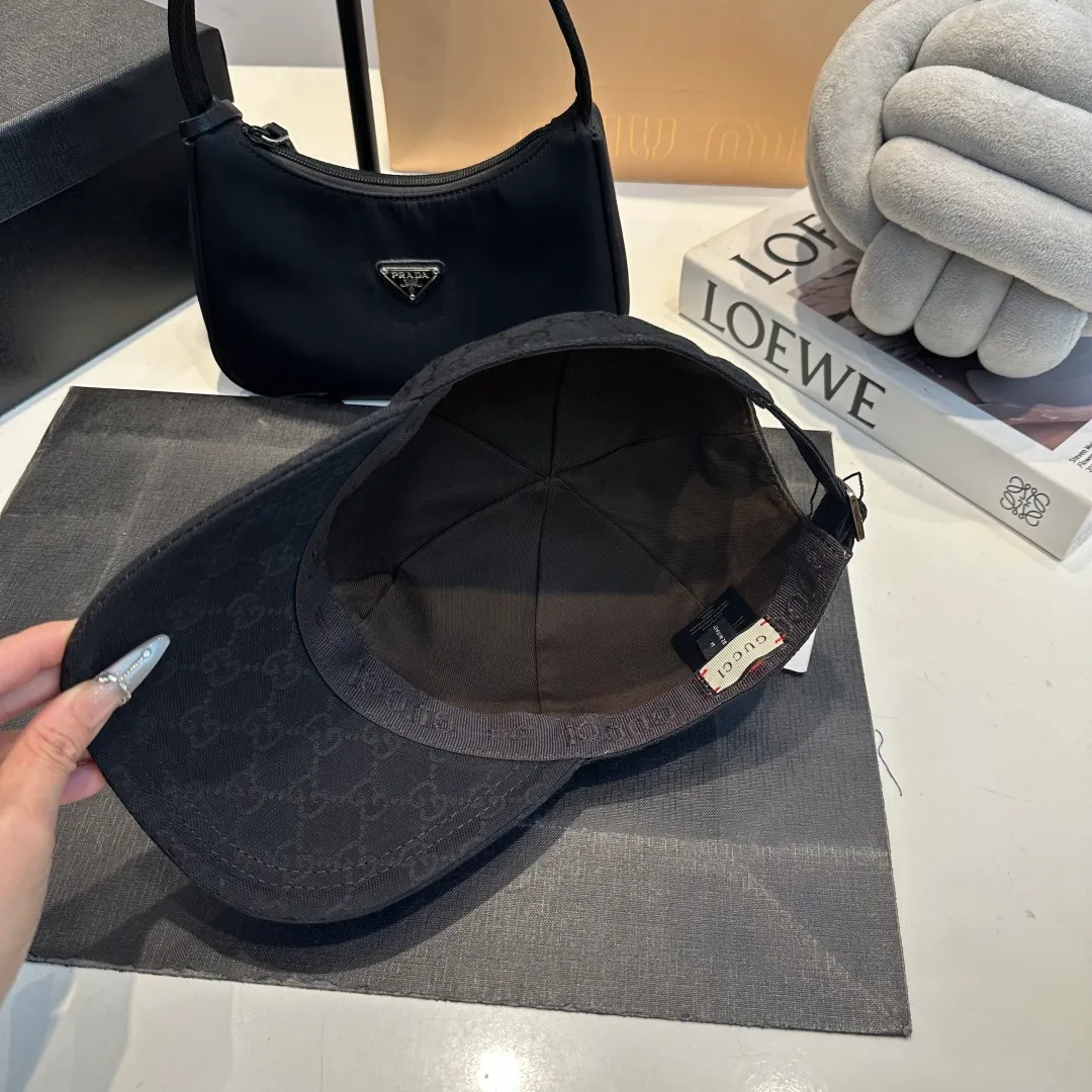 P90 Gucci new original baseball cap, double G jacquard, 1:1 mold opening and customization at the counter, perfect pattern, original canvas fabric + first layer of cowhide, light and breathable! The basic head circumference is 56cm, and the patch is adjustable.