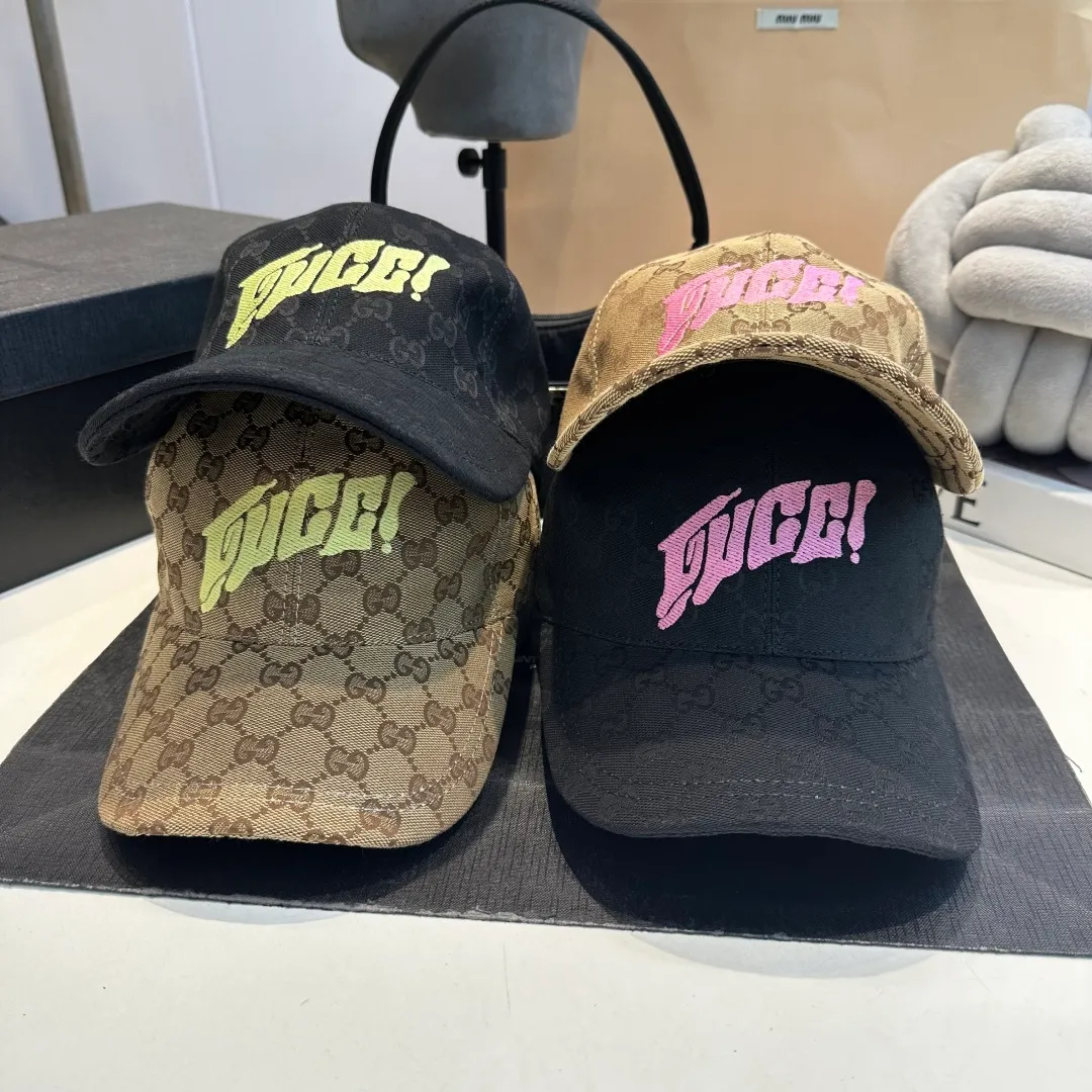 P90 Gucci new original baseball cap, double G jacquard, 1:1 mold opening and customization at the counter, perfect pattern, original canvas fabric + first layer of cowhide, light and breathable! The basic head circumference is 56cm, and the patch is adjustable.
