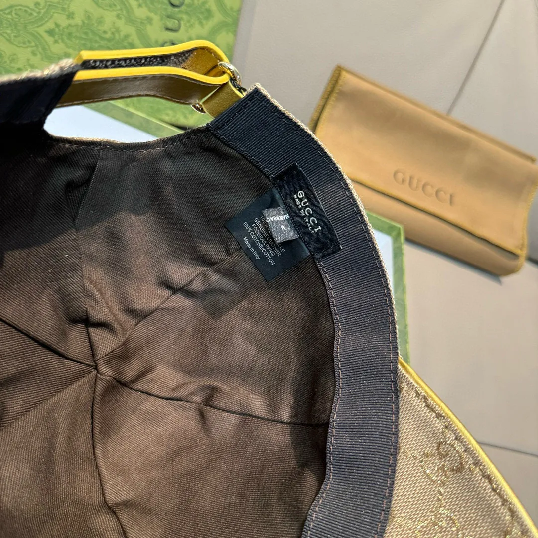 p90, Gucci (Gucci) classic original baseball cap😍😍gold silk logo. 1:1 mold opening and customization at the counter, the highest version, original canvas + first-layer cowhide, pure cotton lining, light and breathable! Photographed in real life, suitable for men and women in all seasons, basic head circumference 56cm, adjustable patches.