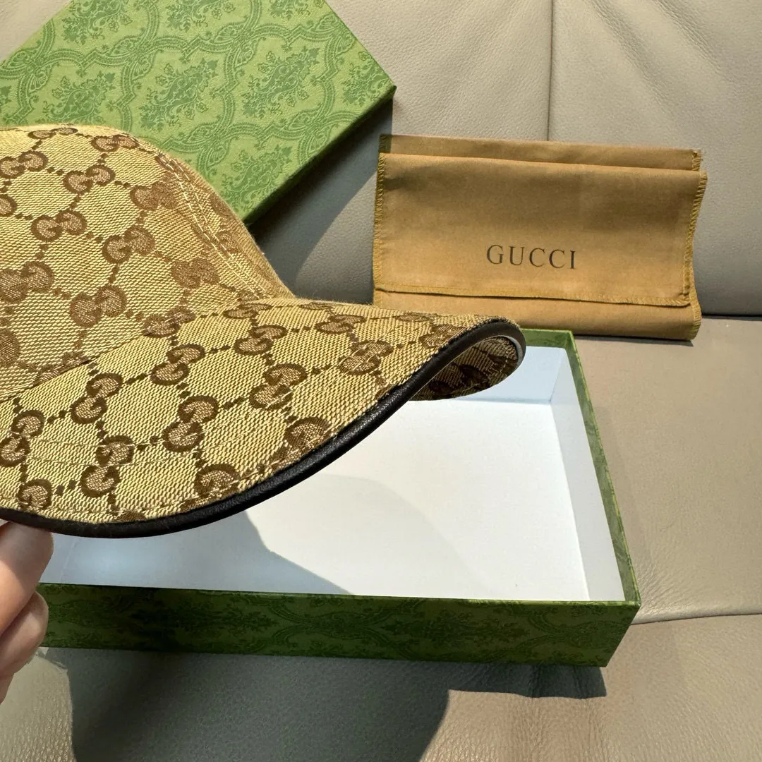 p90 ten thousand year classic model shipped!   , Gucci (Gucci) classic original baseball cap, bee webbing, 1:1 mold opening and customization at the counter, the highest version, original canvas + first-layer cowhide, pure cotton lining, light and breathable! Photographed in real life, suitable for men and women in all seasons, basic head circumference 56cm, adjustable patches.