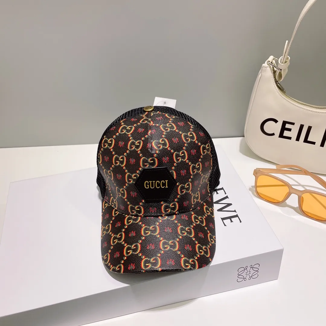 P56 Gucci high-end baseball mesh cap! The latest model! Fashion trend, high-end workmanship! Every hat is made with care! Extraordinary quality, details are also very important. Classic jacquard fabric paired with original mesh fabric, more breathable, sweat-absorbent and sun-protective