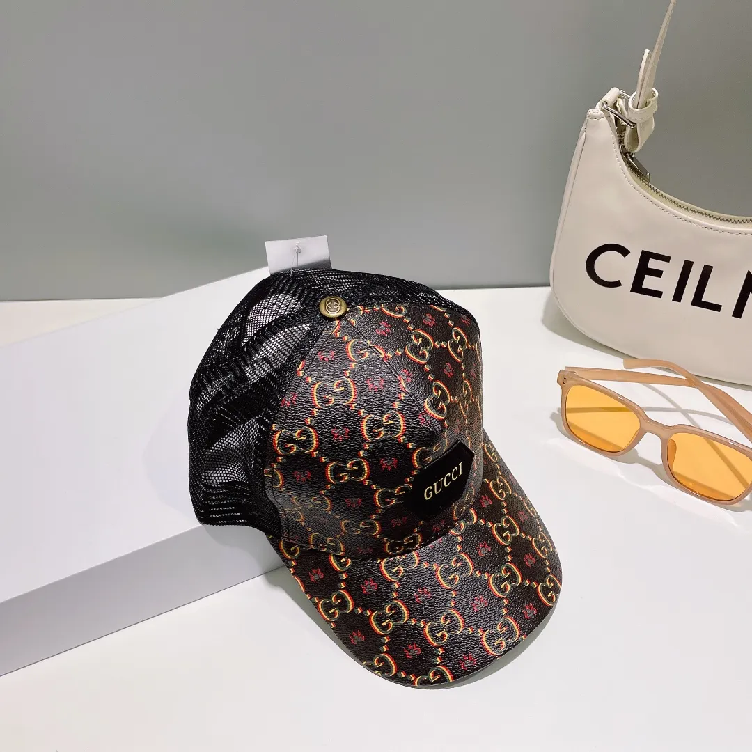 P56 Gucci high-end baseball mesh cap! The latest model! Fashion trend, high-end workmanship! Every hat is made with care! Extraordinary quality, details are also very important. Classic jacquard fabric paired with original mesh fabric, more breathable, sweat-absorbent and sun-protective