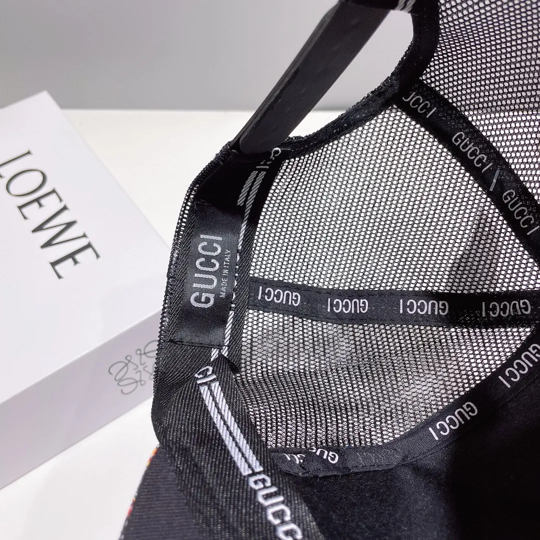 P56 Gucci high-end baseball mesh cap! The latest model! Fashion trend, high-end workmanship! Every hat is made with care! Extraordinary quality, details are also very important. Classic jacquard fabric paired with original mesh fabric, more breathable, sweat-absorbent and sun-protective