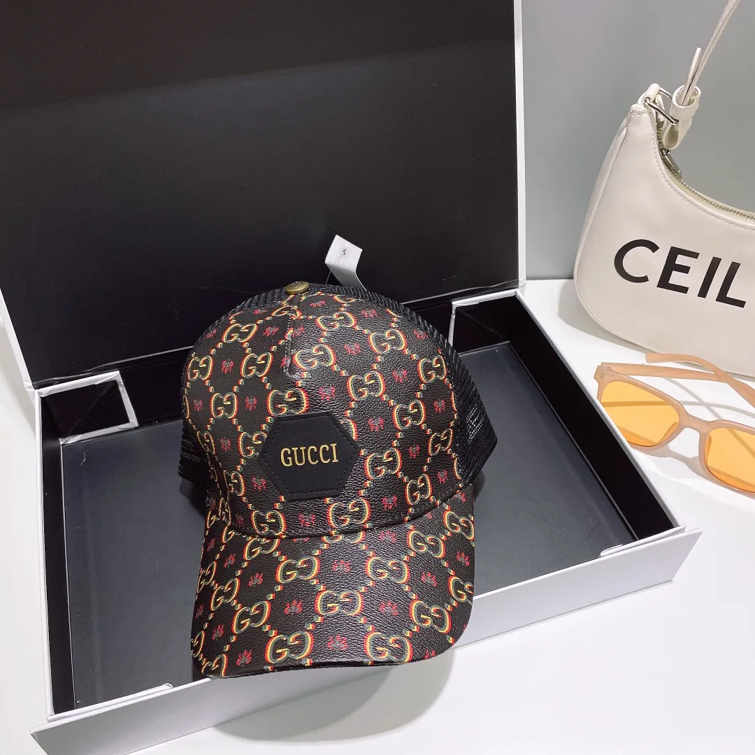 P56 Gucci high-end baseball mesh cap! The latest model! Fashion trend, high-end workmanship! Every hat is made with care! Extraordinary quality, details are also very important. Classic jacquard fabric paired with original mesh fabric, more breathable, sweat-absorbent and sun-protective