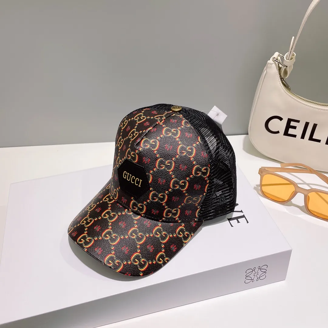 P56 Gucci high-end baseball mesh cap! The latest model! Fashion trend, high-end workmanship! Every hat is made with care! Extraordinary quality, details are also very important. Classic jacquard fabric paired with original mesh fabric, more breathable, sweat-absorbent and sun-protective