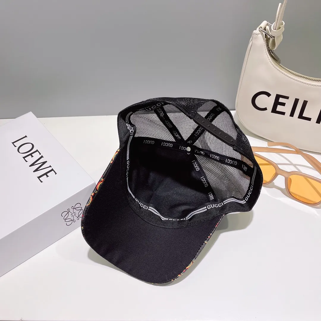 P56 Gucci high-end baseball mesh cap! The latest model! Fashion trend, high-end workmanship! Every hat is made with care! Extraordinary quality, details are also very important. Classic jacquard fabric paired with original mesh fabric, more breathable, sweat-absorbent and sun-protective
