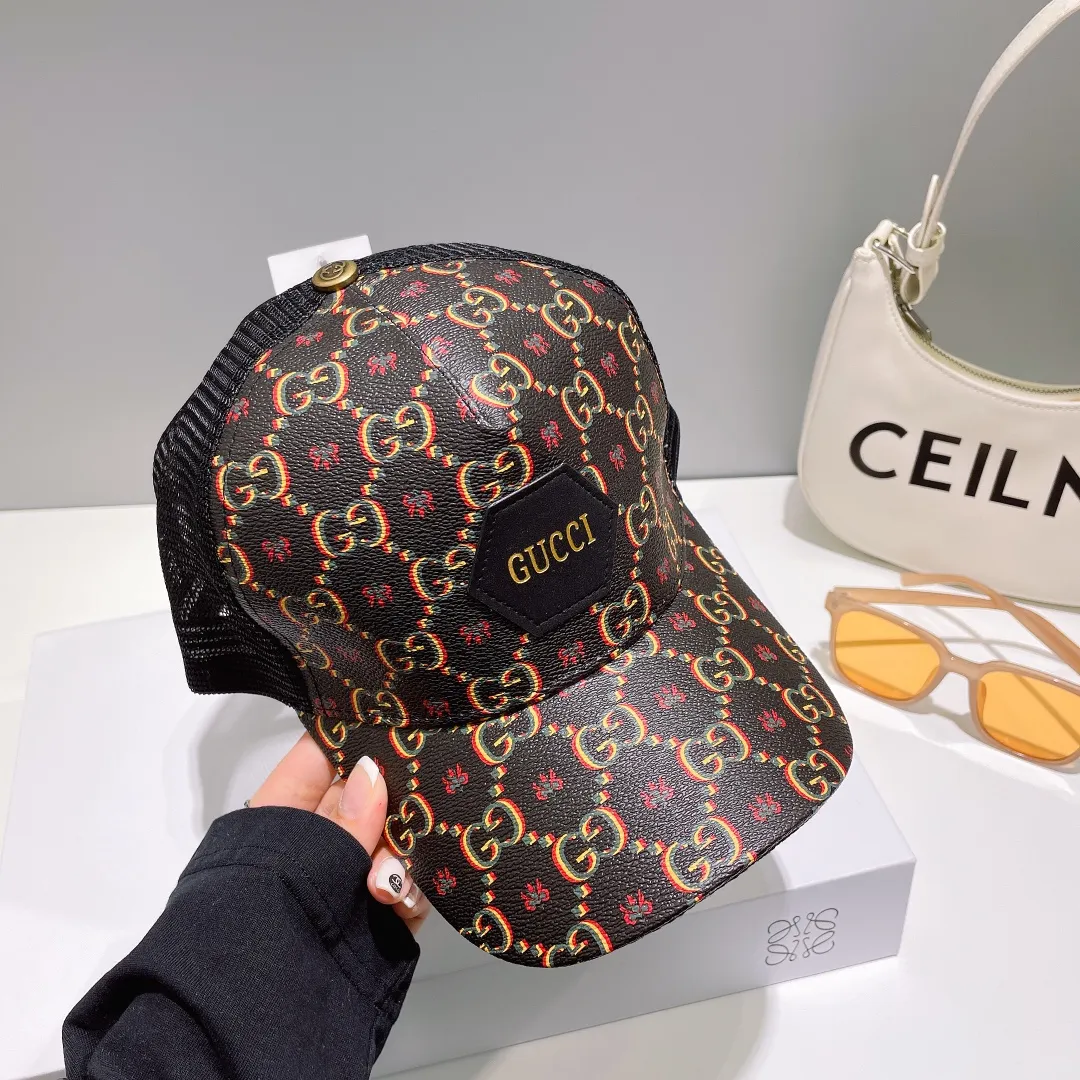 P56 Gucci high-end baseball mesh cap! The latest model! Fashion trend, high-end workmanship! Every hat is made with care! Extraordinary quality, details are also very important. Classic jacquard fabric paired with original mesh fabric, more breathable, sweat-absorbent and sun-protective