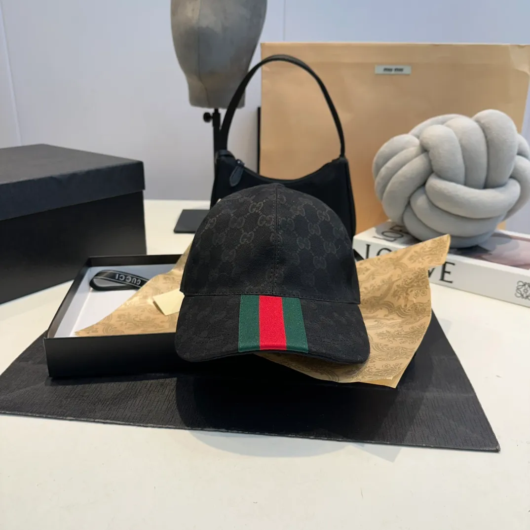 P90 Gucci (Gucci) new original baseball cap, double G webbing. 1:1 mold customization, heavy embroidery, details comparable to those at counters, original canvas fabric + first layer cowhide, excellent quality! The first choice for handsome men and beautiful women, fashionable and versatile. The basic head circumference is 56cm, and the patch is adjustable.