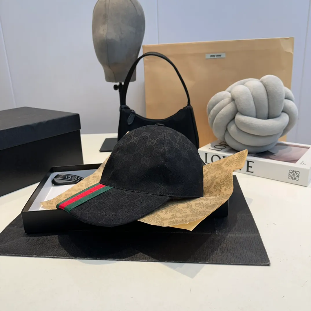 P90 Gucci (Gucci) new original baseball cap, double G webbing. 1:1 mold customization, heavy embroidery, details comparable to those at counters, original canvas fabric + first layer cowhide, excellent quality! The first choice for handsome men and beautiful women, fashionable and versatile. The basic head circumference is 56cm, and the patch is adjustable.
