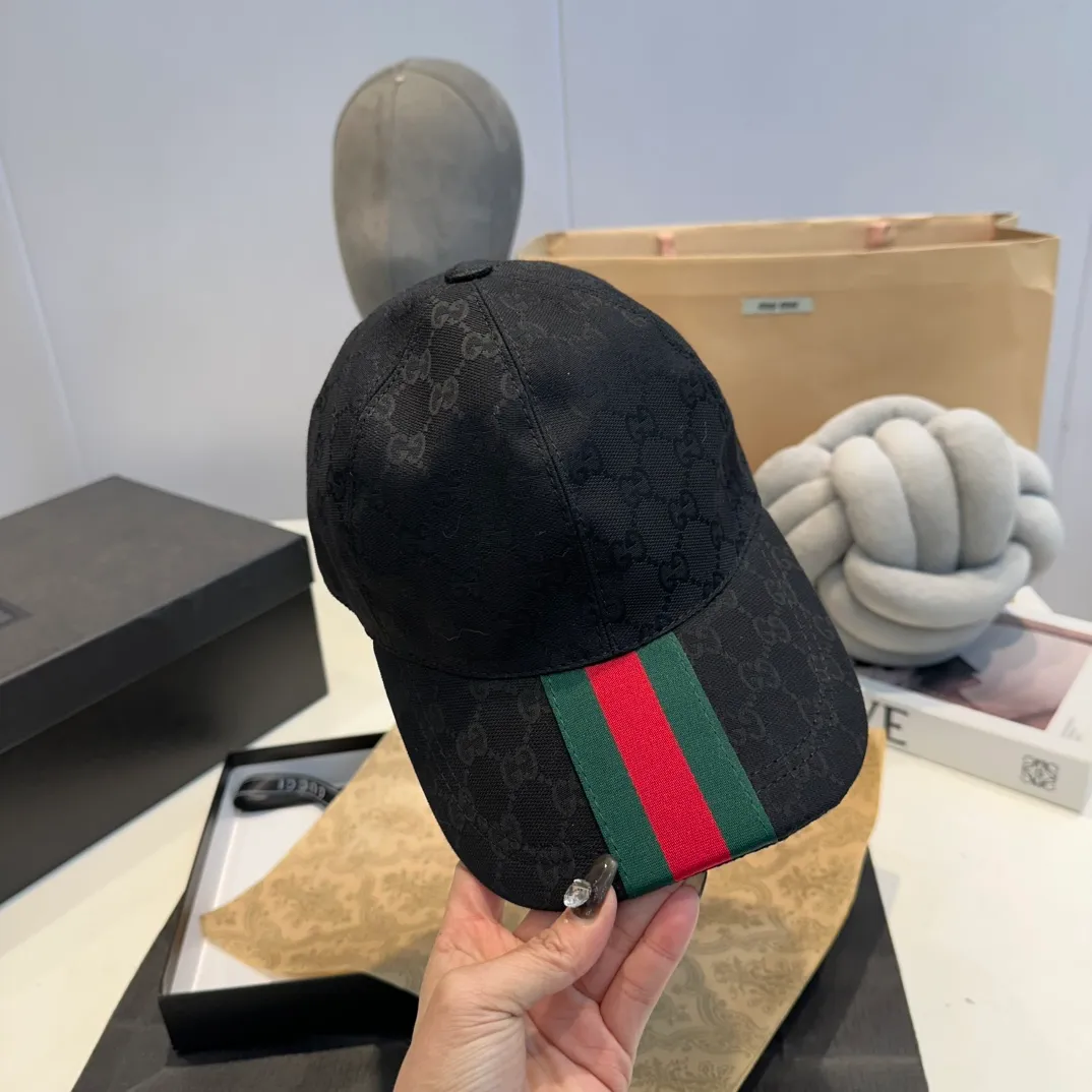 P90 Gucci (Gucci) new original baseball cap, double G webbing. 1:1 mold customization, heavy embroidery, details comparable to those at counters, original canvas fabric + first layer cowhide, excellent quality! The first choice for handsome men and beautiful women, fashionable and versatile. The basic head circumference is 56cm, and the patch is adjustable.