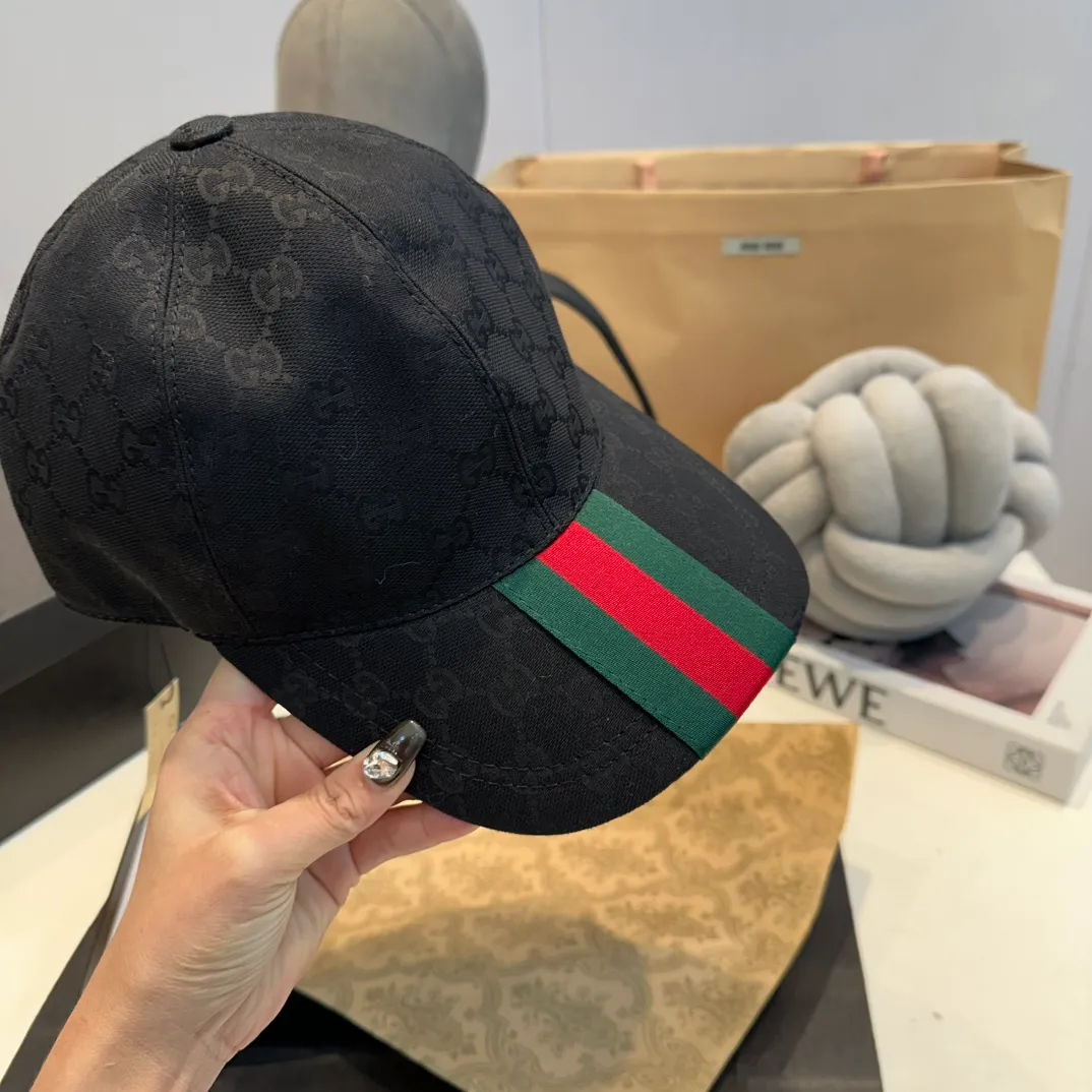 P90 Gucci (Gucci) new original baseball cap, double G webbing. 1:1 mold customization, heavy embroidery, details comparable to those at counters, original canvas fabric + first layer cowhide, excellent quality! The first choice for handsome men and beautiful women, fashionable and versatile. The basic head circumference is 56cm, and the patch is adjustable.
