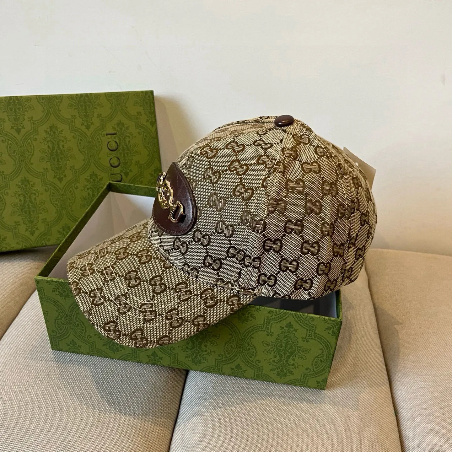 P60 Gucci Baseball Cap♥️GUCCI🧢New product from the official website, baseball cap, original quality, very popular 🔥🎩 The craftsmanship is very exquisite, high-end and classy! Low-key luxury, easy to carry! Running volume!