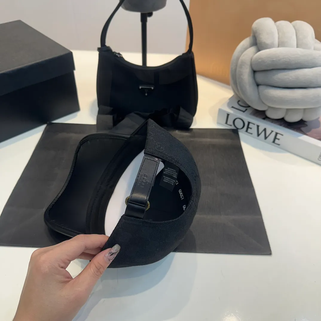 P60 GUCCI Gucci Baseball Cap👒Official website new product Gucci🧢original quality is very popular. The craftsmanship is very exquisite, high-end and classy! Low-key luxury, easy to carry! Running volume