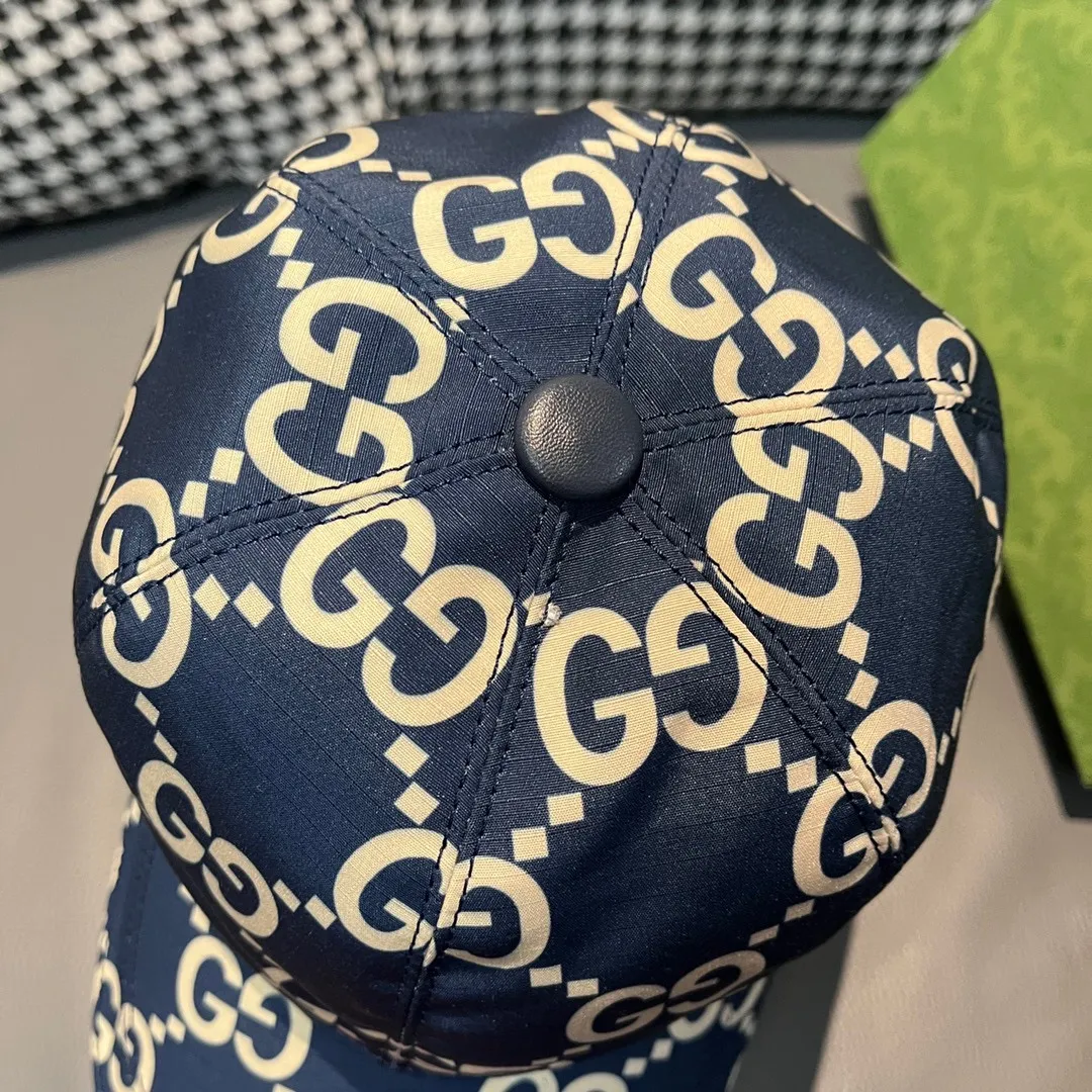 🉐️90 new models shipped from the official website, Gucci's latest original baseball cap, large double G, 1:1 mold customization at the counter, perfect pattern, original canvas fabric + first-layer cowhide, light and breathable! The basic head circumference is 56cm, and the patch is adjustable.