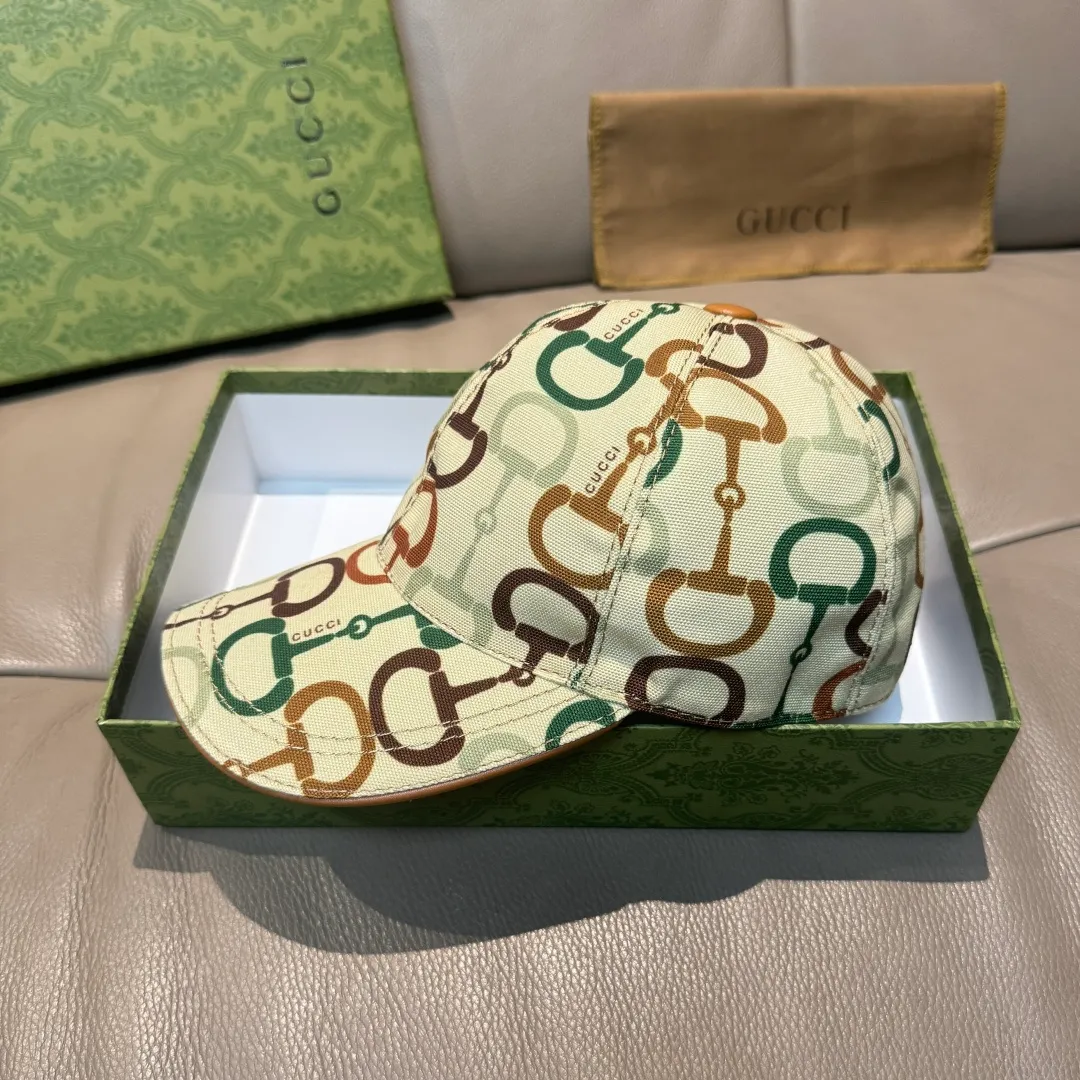p90 Horsebit buckle shipped. Gucci new original baseball cap, horsebit buckle baseball cap. 1:1 mold opening and customization at the counter, original canvas fabric + first layer of cowhide, light and breathable! The basic head circumference is 56cm, and the patch is adjustable.
