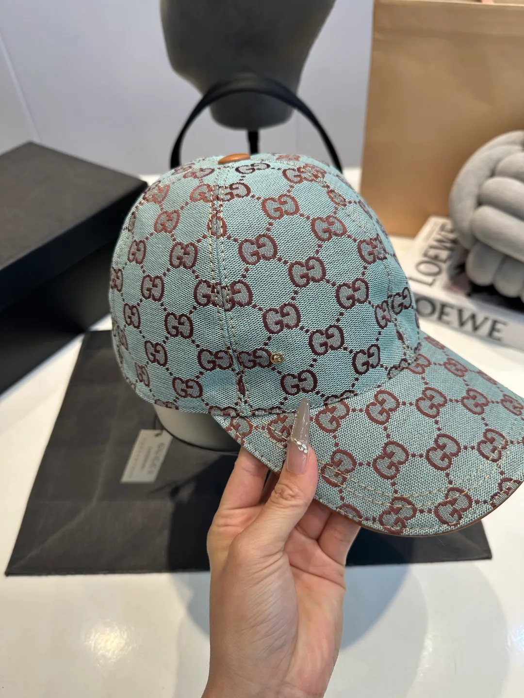 P90 Gucci (Gucci) new original baseball cap, metal small double G, the latest model at the counter, 1:1 mold opening and customization, genuine mold opening hardware, original canvas fabric + first layer of cowhide, original quality! The quality is great, the basic head circumference is 56cm, and the patch is adjustable.
