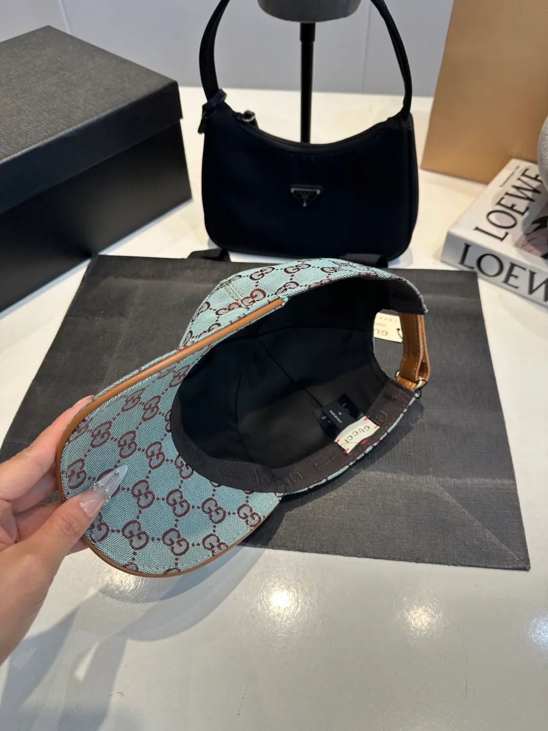 P90 Gucci (Gucci) new original baseball cap, metal small double G, the latest model at the counter, 1:1 mold opening and customization, genuine mold opening hardware, original canvas fabric + first layer of cowhide, original quality! The quality is great, the basic head circumference is 56cm, and the patch is adjustable.
