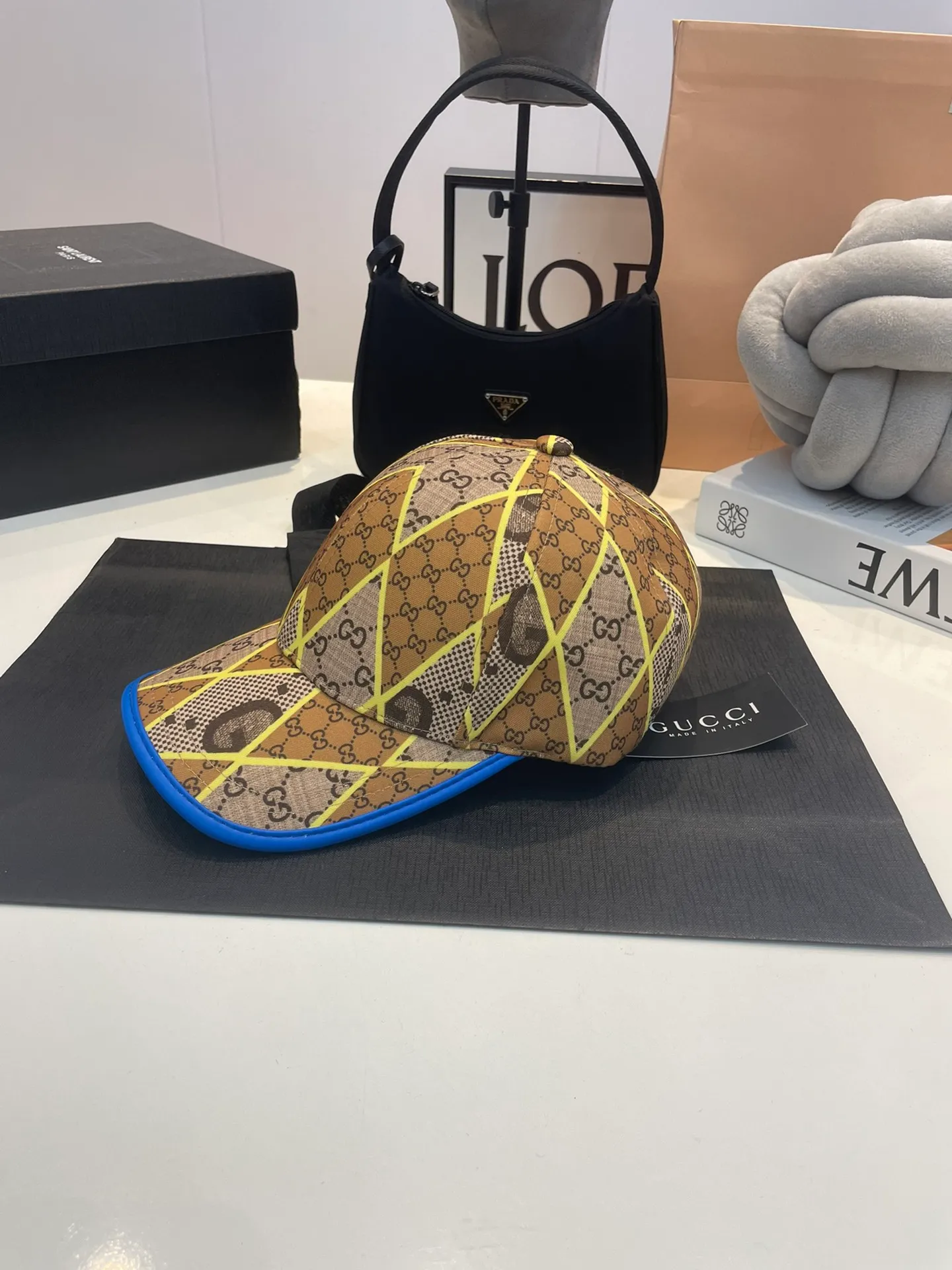 P60 Gucci Baseball Cap♥️GUCCI🧢New product from the official website, baseball cap, original quality, very popular 🔥🎩 The craftsmanship is very exquisite, high-end and classy! Low-key luxury, easy to carry! Running volume