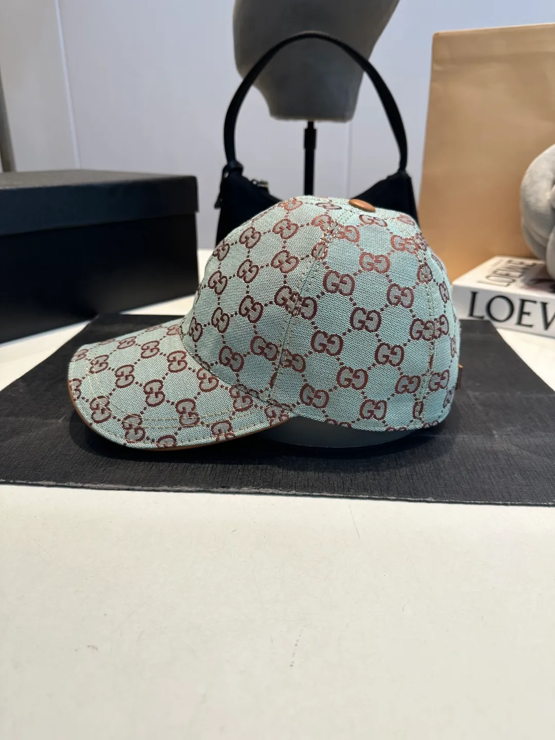 P90 Gucci (Gucci) new original baseball cap, metal small double G, the latest model at the counter, 1:1 mold opening and customization, genuine mold opening hardware, original canvas fabric + first layer of cowhide, original quality! The quality is great, the basic head circumference is 56cm, and the patch is adjustable.