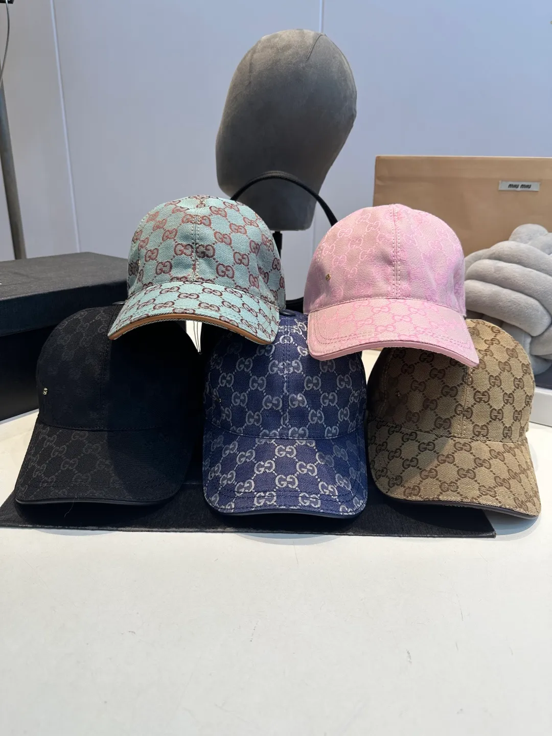 P90 Gucci (Gucci) new original baseball cap, metal small double G, the latest model at the counter, 1:1 mold opening and customization, genuine mold opening hardware, original canvas fabric + first layer of cowhide, original quality! The quality is great, the basic head circumference is 56cm, and the patch is adjustable.