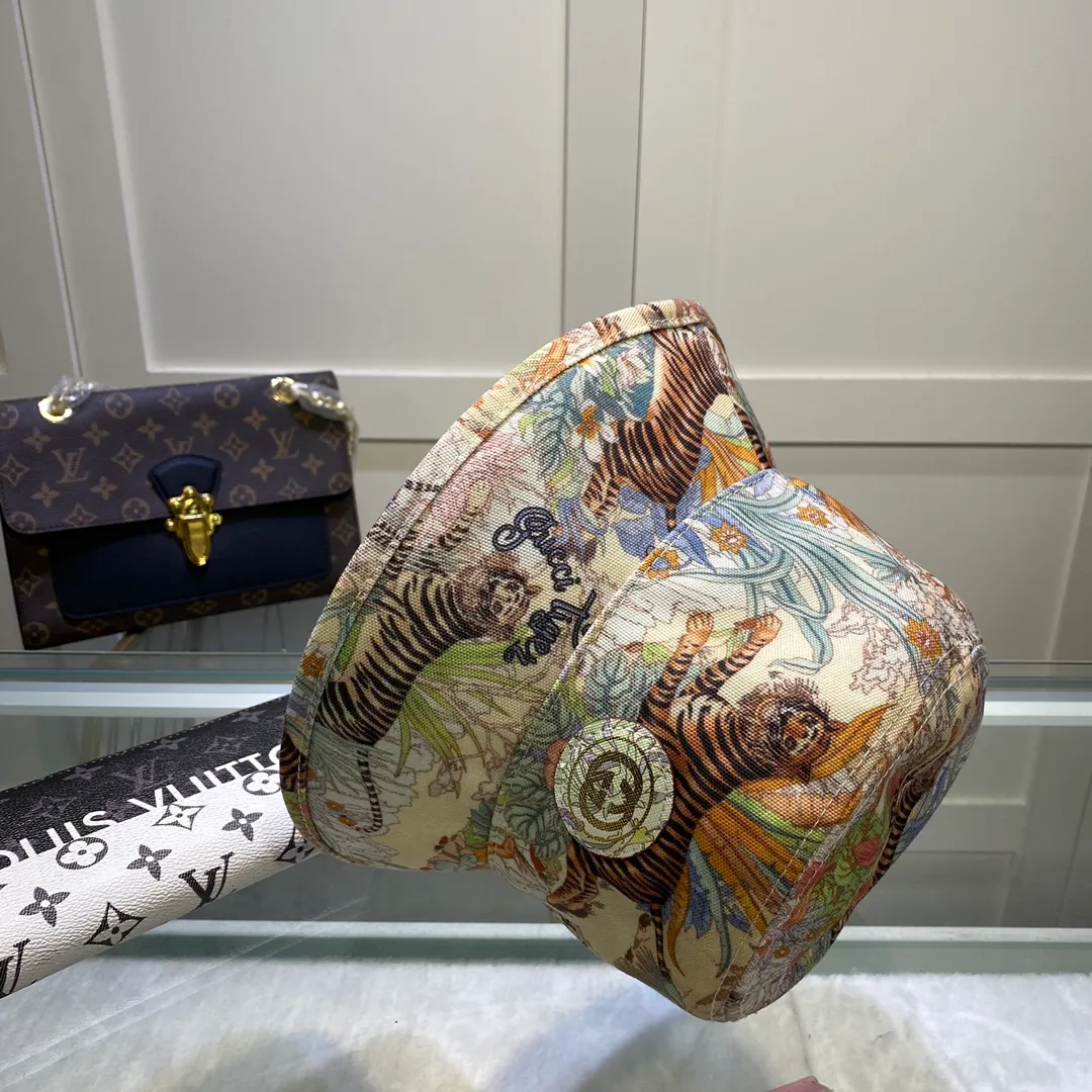 P80💰Gucci Baseball Cap GUCCI🧢Original quality is now available 🔥🎩 The craftsmanship is very exquisite, high-end and classy! Low-key luxury, easy to carry! Running volume! 【68211469】